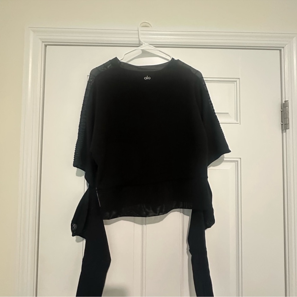 ALO Yoga Black Short Sleeve Cut Out T-Shirt - Picture 4 of 6